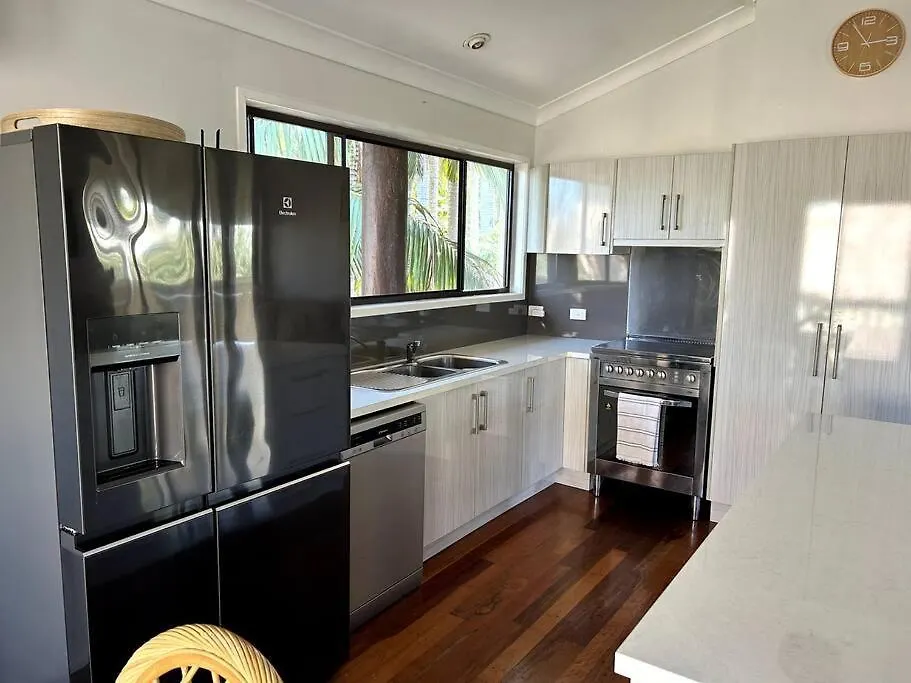 Nyaraló Beachside Modern Cedar Home Emu Park